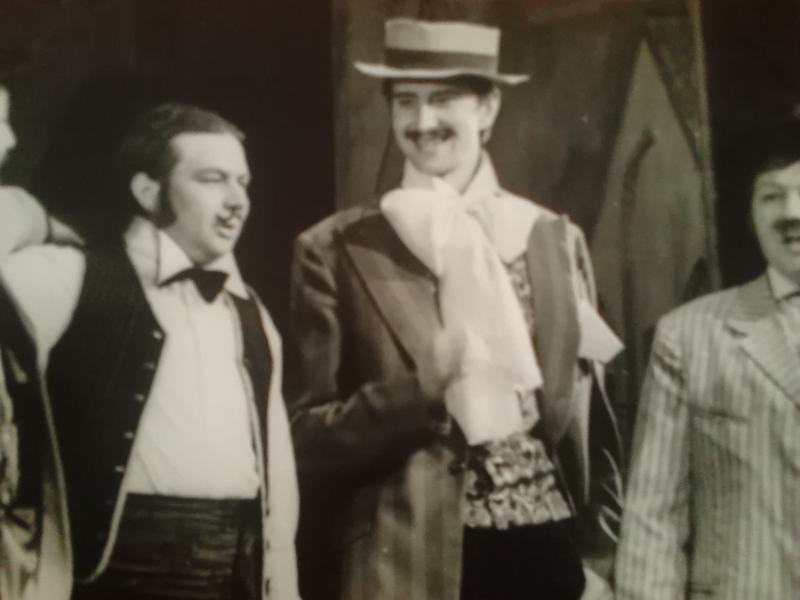 File:Kaldma, Kalle (lavastusest Naiste sõda saatanaga, roll Pikk, paremal käel on Andres Oks, vasakul Tõnu Miller).jpg